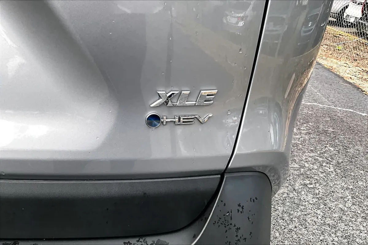 2025 Toyota RAV4 Hybrid XLE thumbnail 10