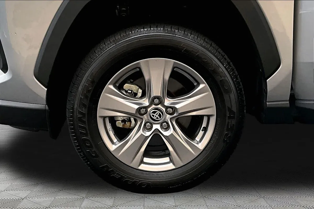 2025 Toyota RAV4 Hybrid XLE thumbnail 11