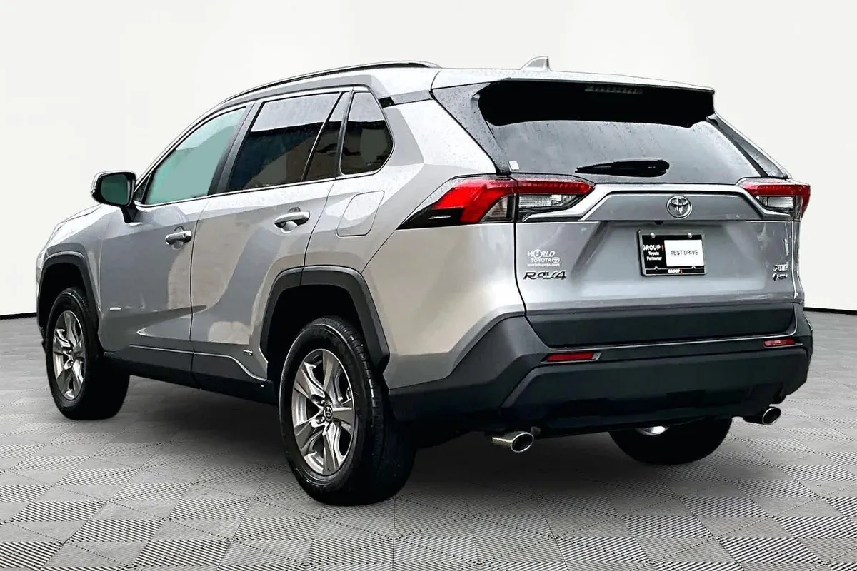 2025 Toyota RAV4 Hybrid XLE thumbnail 12