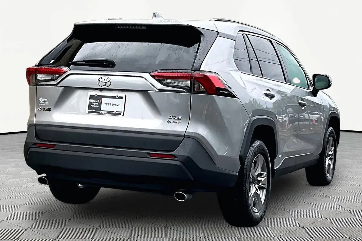 2025 Toyota RAV4 Hybrid XLE thumbnail 13