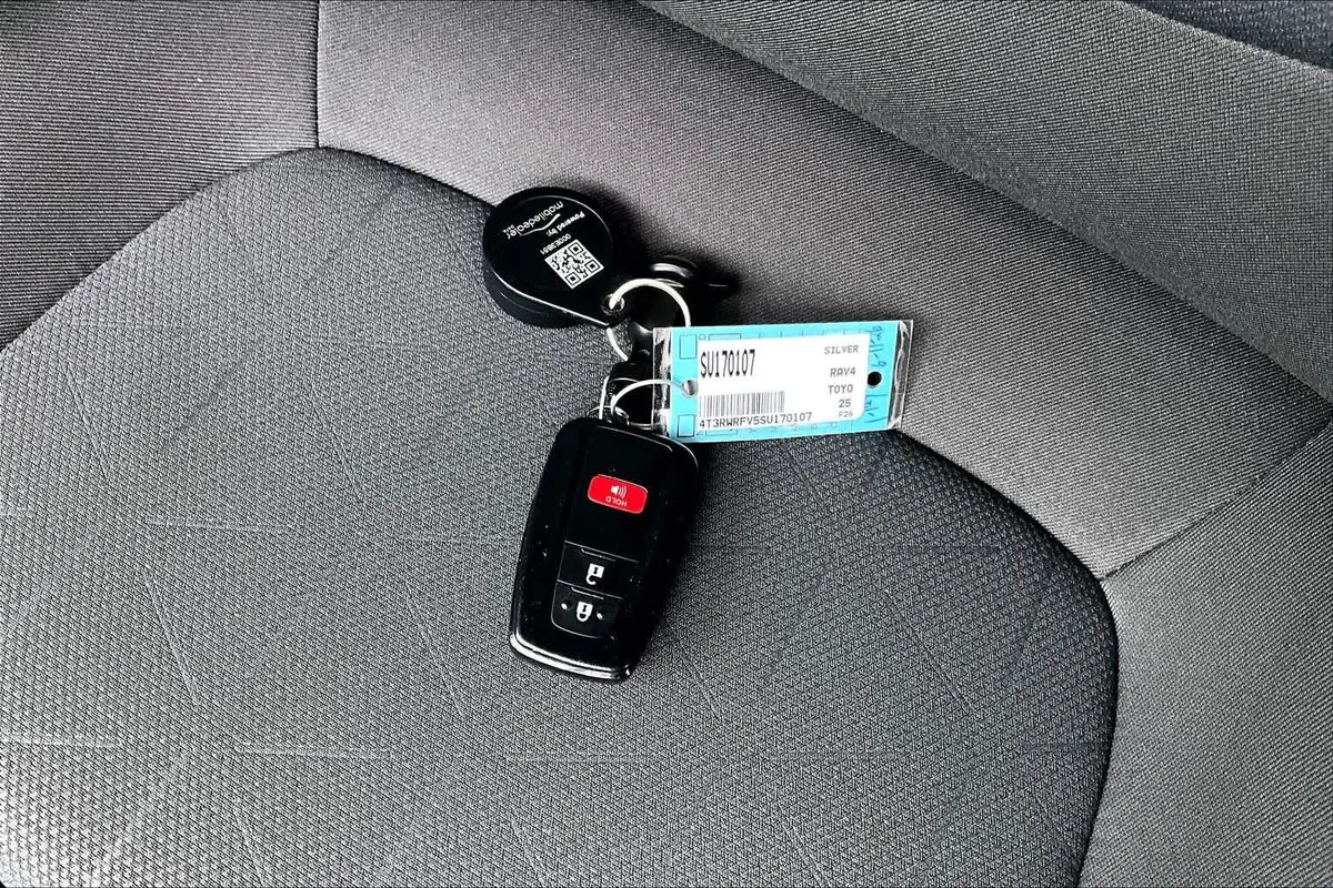 2025 Toyota RAV4 Hybrid XLE thumbnail 15