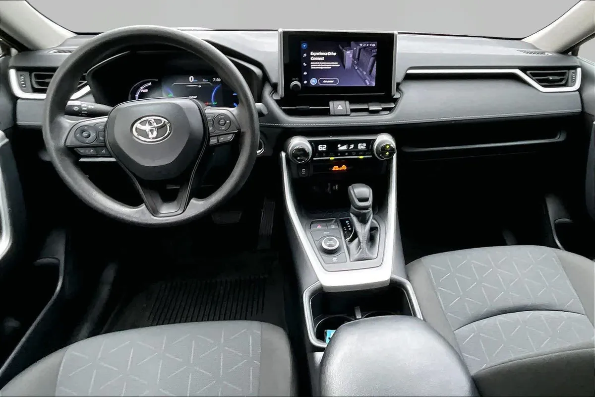 2025 Toyota RAV4 Hybrid XLE thumbnail 16