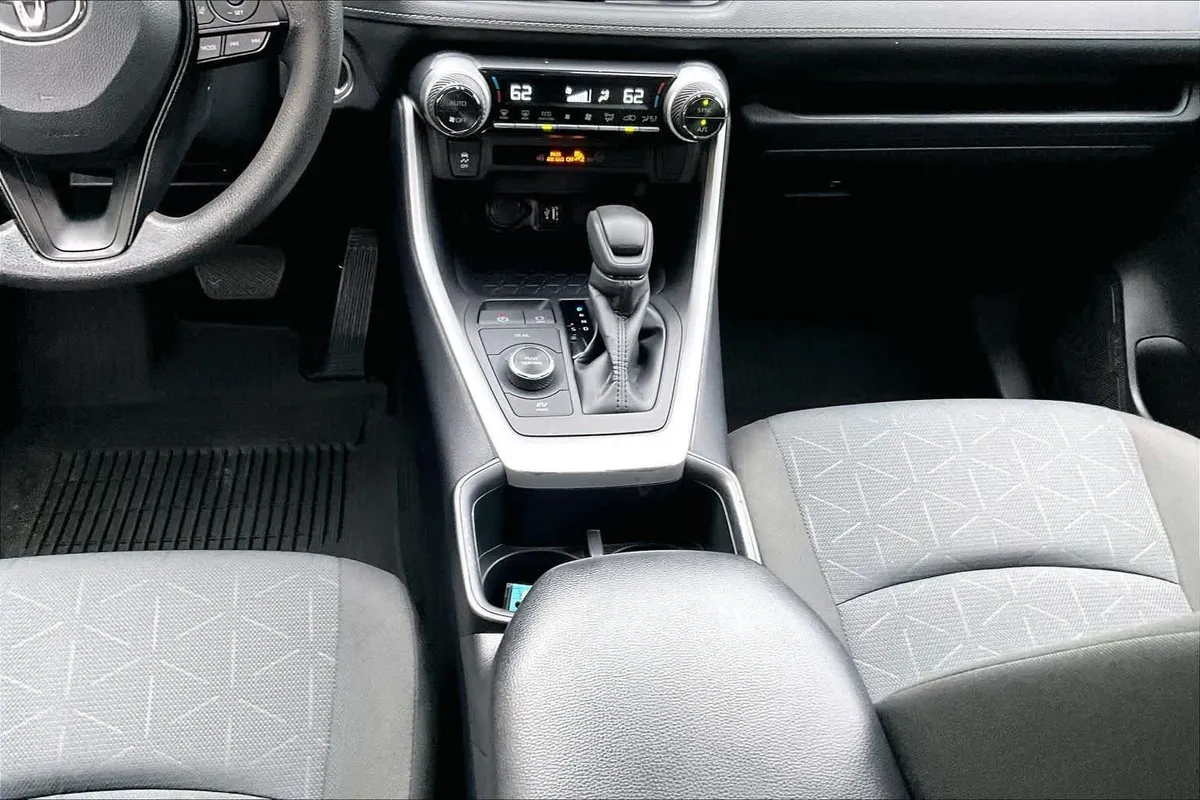 2025 Toyota RAV4 Hybrid XLE thumbnail 17
