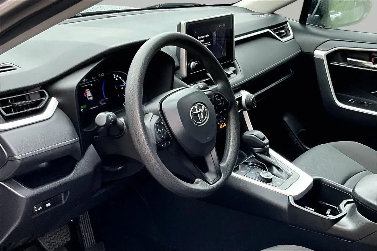 2025 Toyota RAV4 Hybrid XLE thumbnail 18