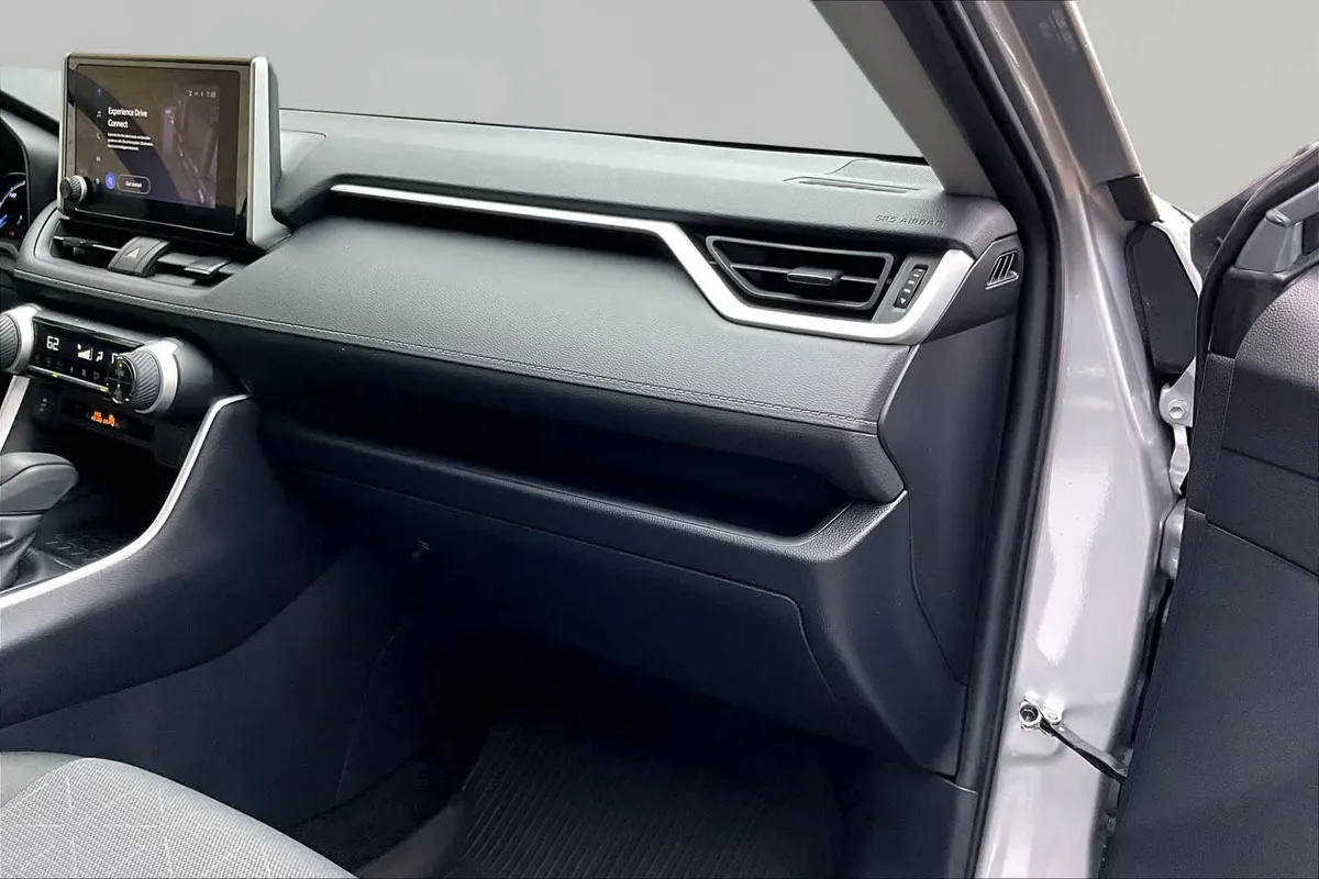 2025 Toyota RAV4 Hybrid XLE thumbnail 19