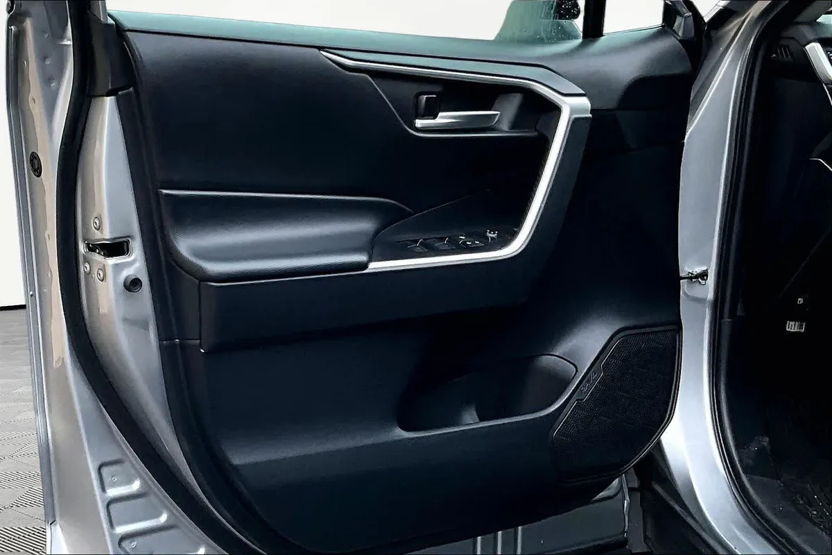 2025 Toyota RAV4 Hybrid XLE thumbnail 22