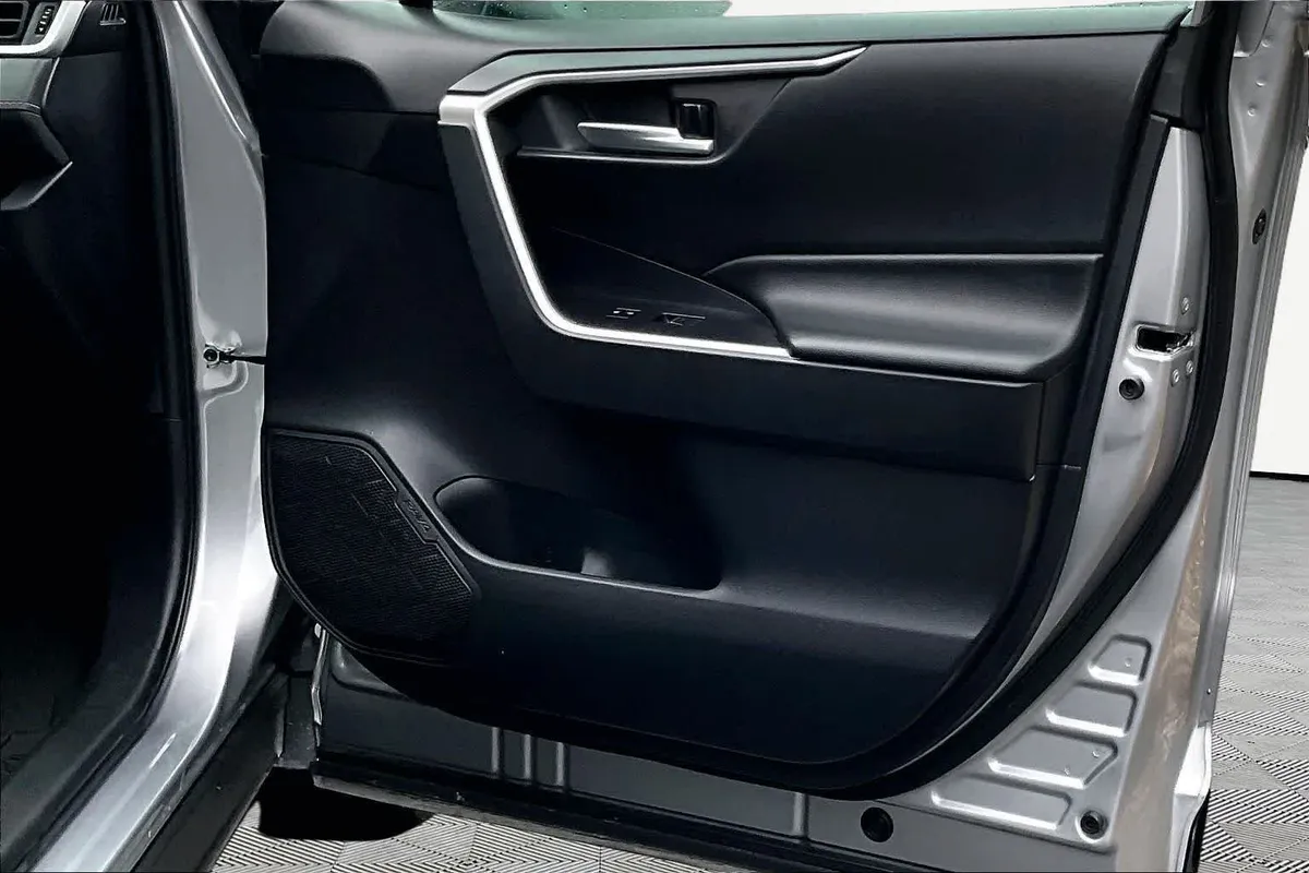 2025 Toyota RAV4 Hybrid XLE thumbnail 23