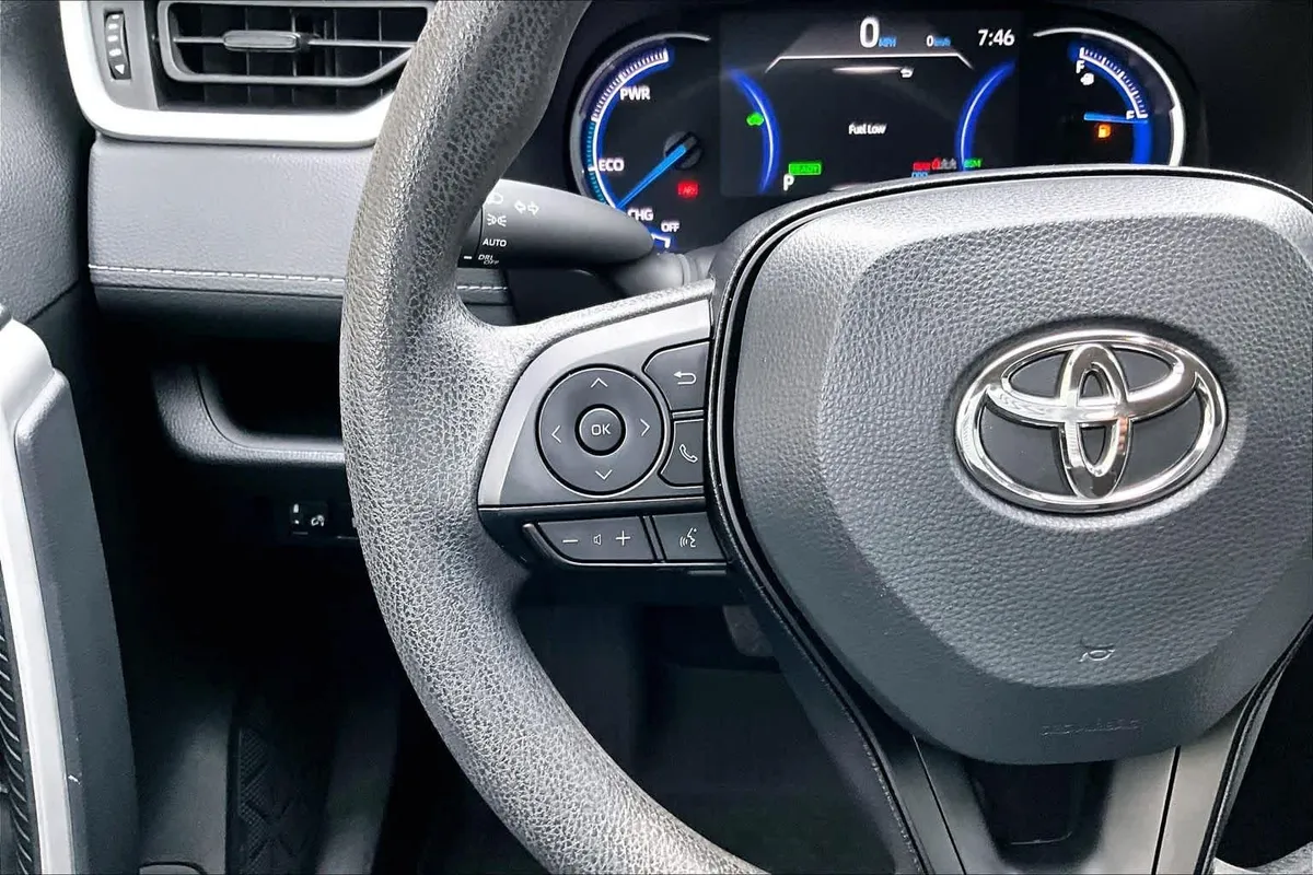 2025 Toyota RAV4 Hybrid XLE thumbnail 24