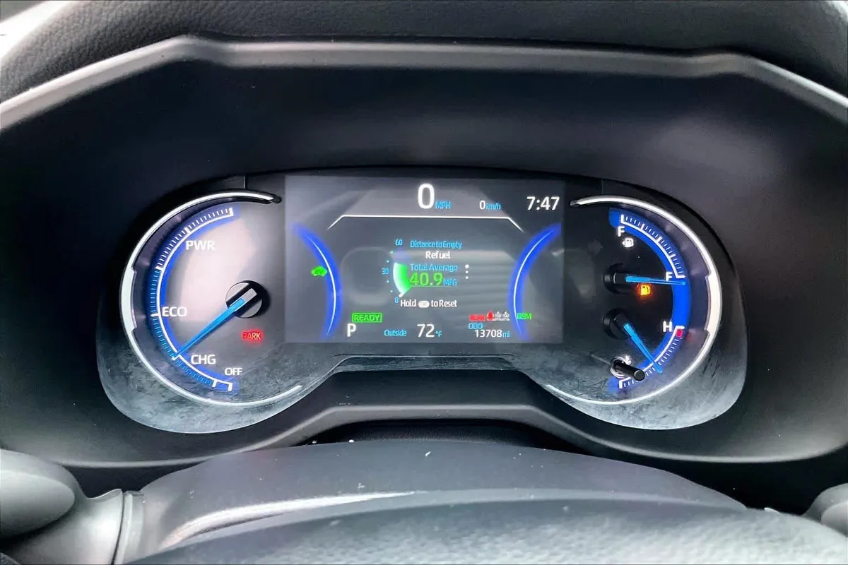 2025 Toyota RAV4 Hybrid XLE thumbnail 26
