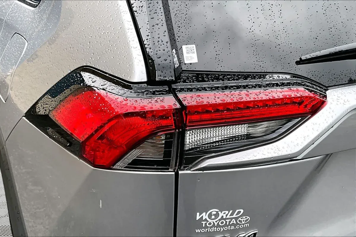 2025 Toyota RAV4 Hybrid XLE thumbnail 29