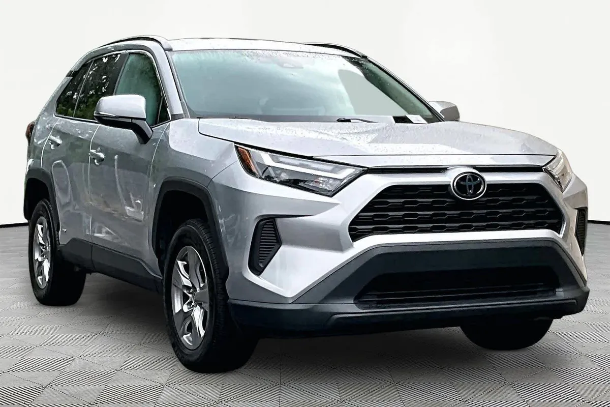 2025 Toyota RAV4 Hybrid XLE thumbnail 3