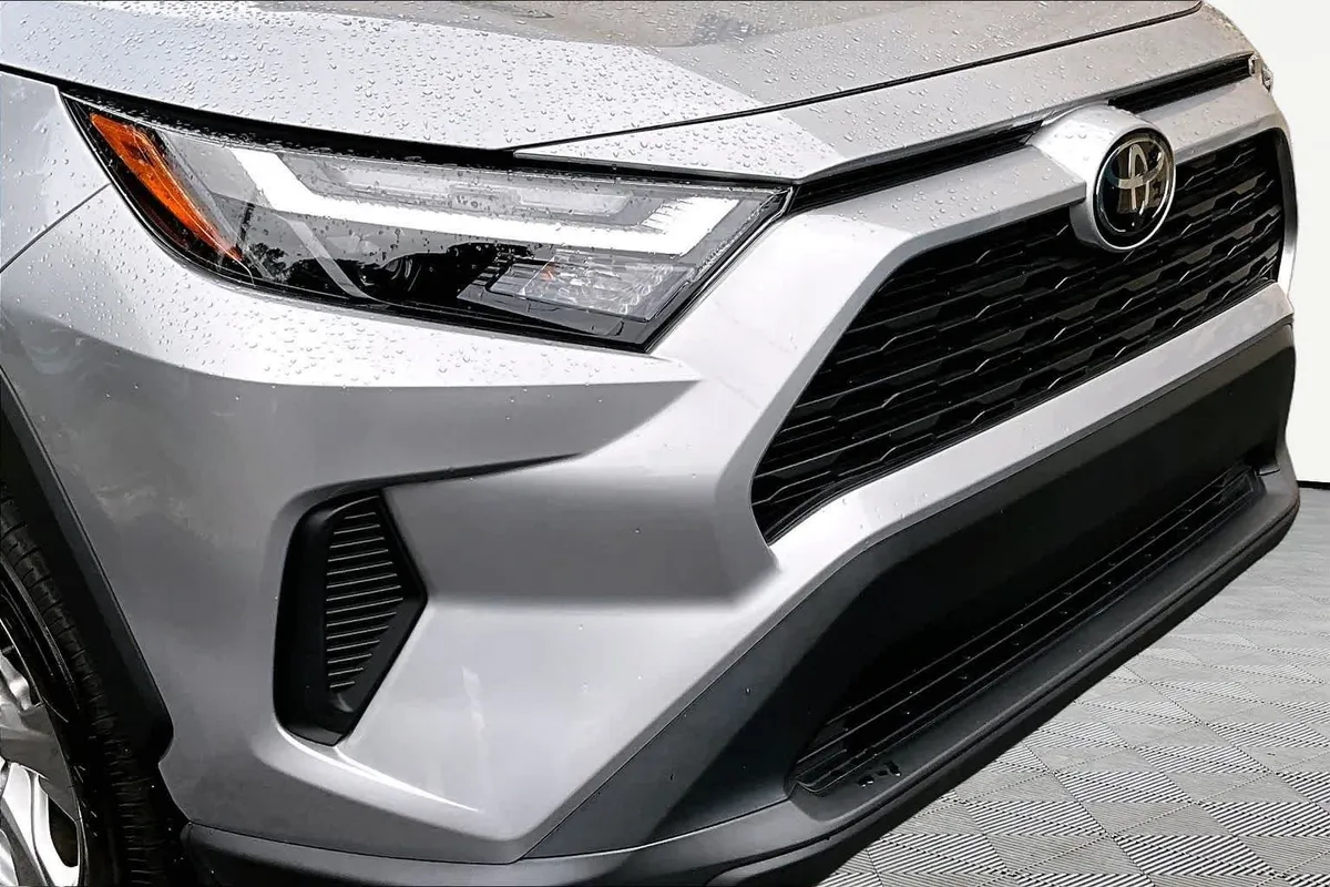 2025 Toyota RAV4 Hybrid XLE thumbnail 30