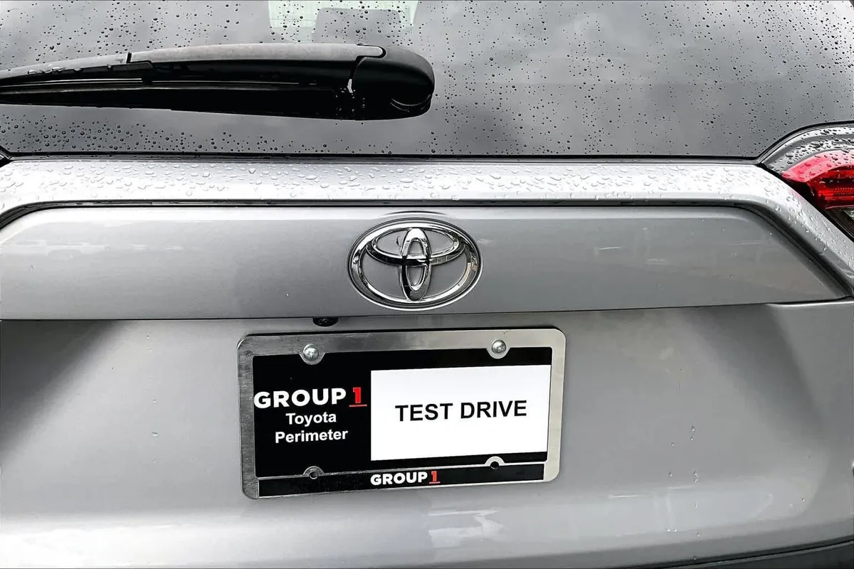 2025 Toyota RAV4 Hybrid XLE thumbnail 31