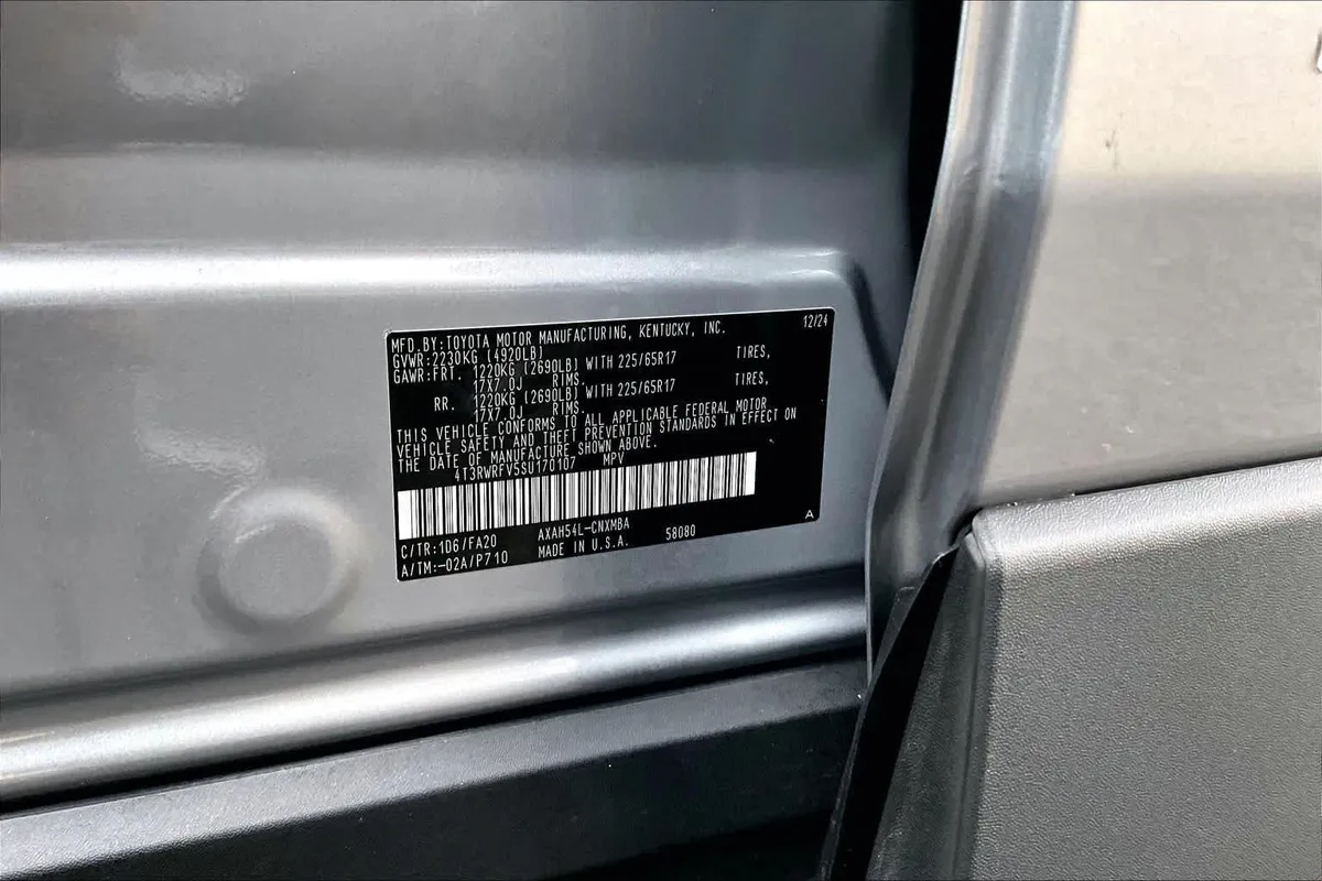2025 Toyota RAV4 Hybrid XLE thumbnail 34