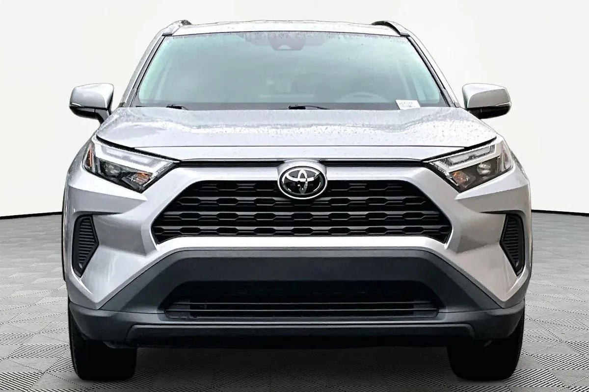 2025 Toyota RAV4 Hybrid XLE thumbnail 4