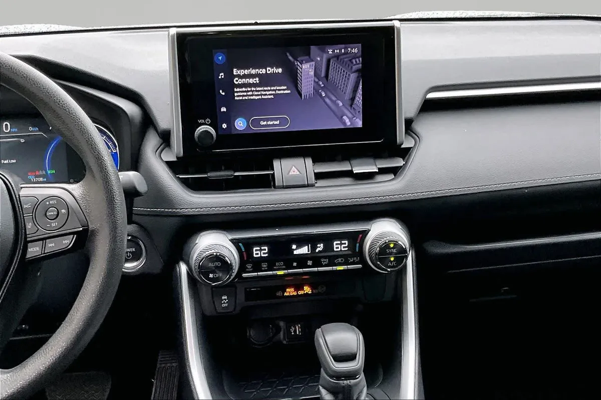 2025 Toyota RAV4 Hybrid XLE thumbnail 7