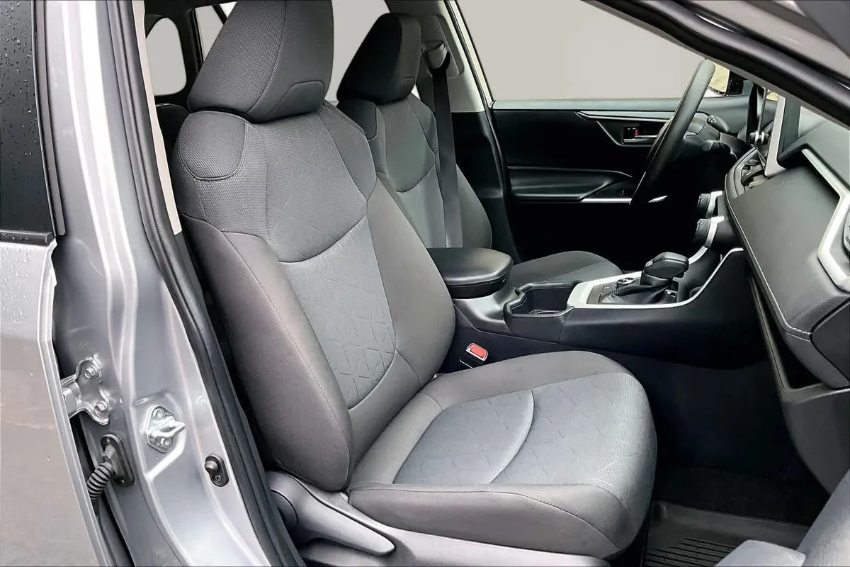 2025 Toyota RAV4 Hybrid XLE thumbnail 9