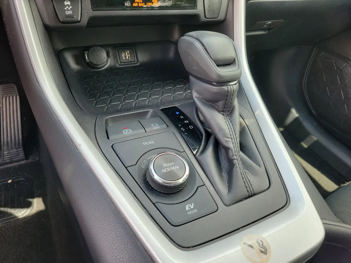 2025 Toyota RAV4 Hybrid XLE thumbnail 11