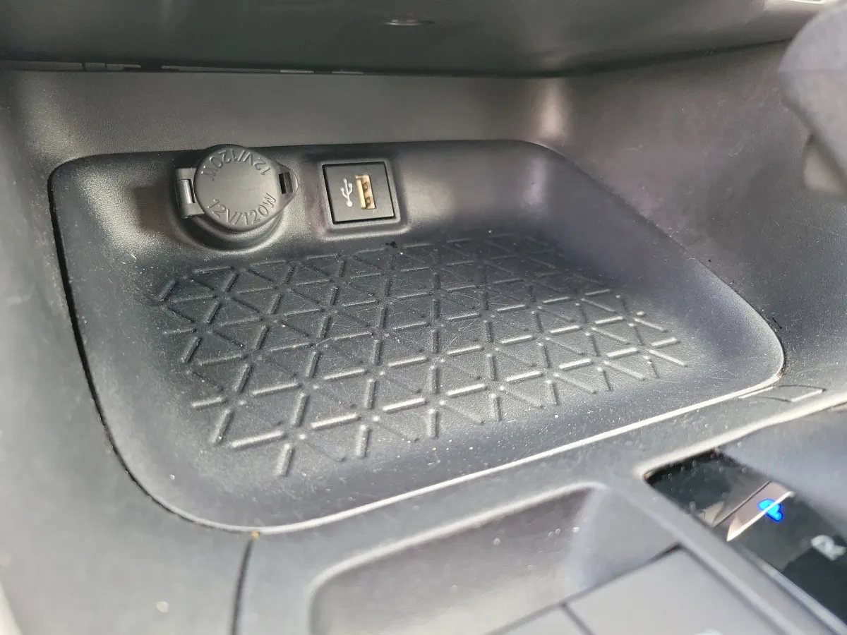 2025 Toyota RAV4 Hybrid XLE thumbnail 12