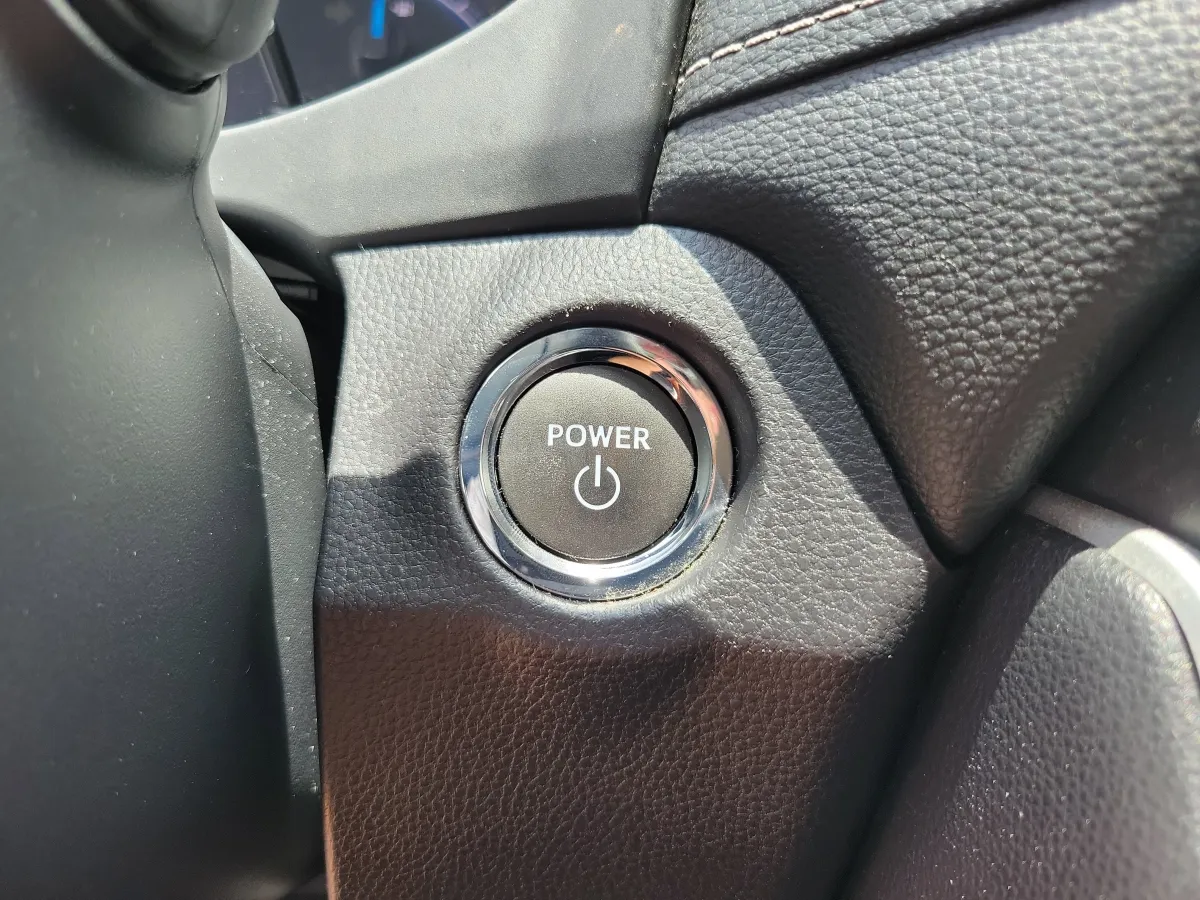 2025 Toyota RAV4 Hybrid XLE thumbnail 14
