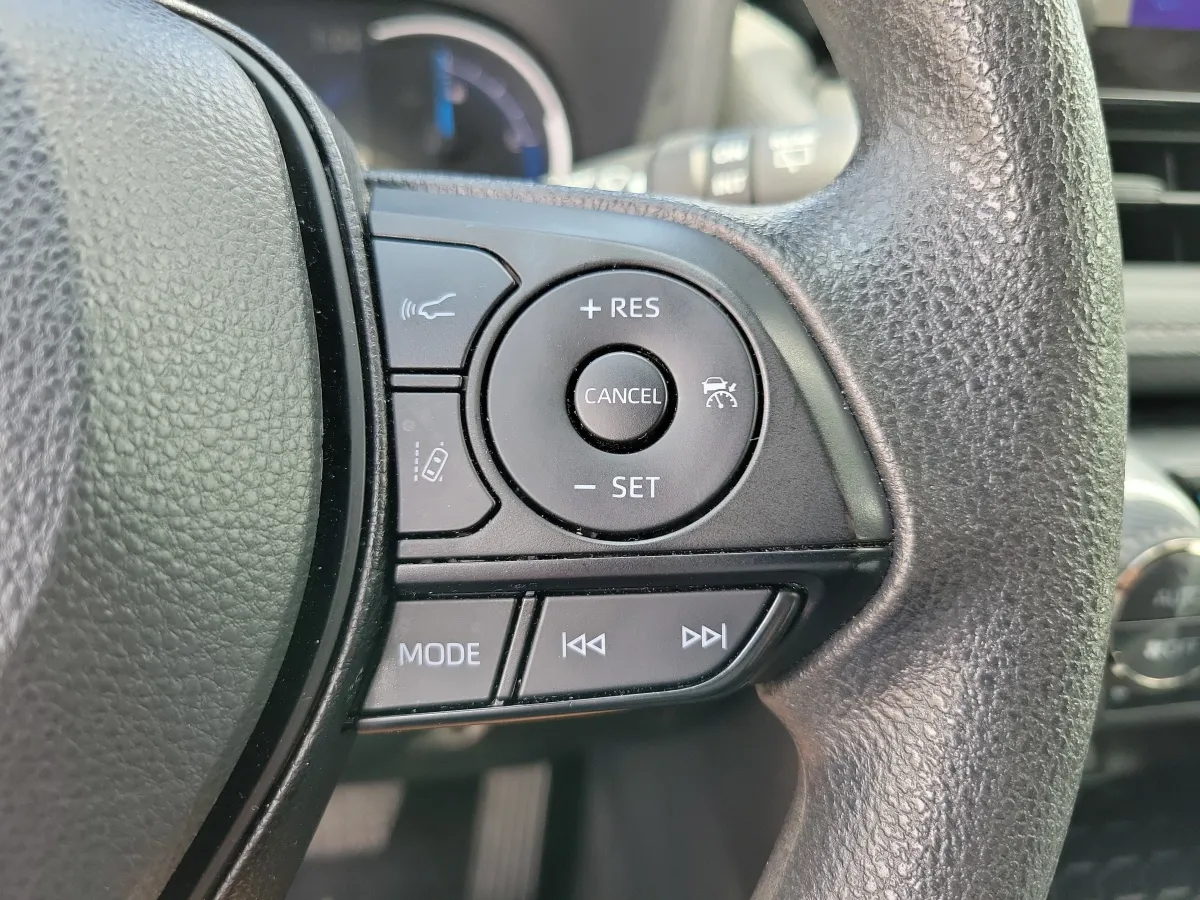 2025 Toyota RAV4 Hybrid XLE thumbnail 16