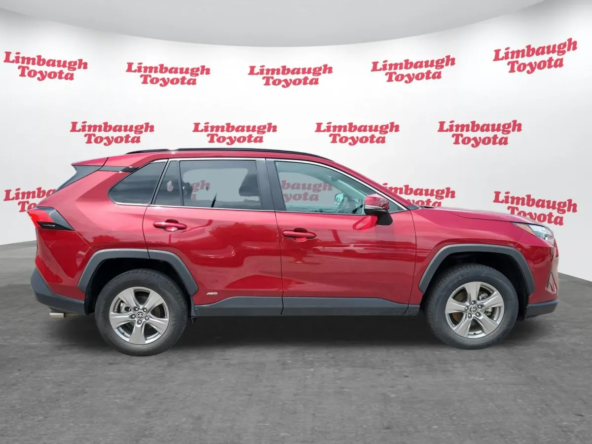 2025 Toyota RAV4 Hybrid XLE thumbnail 2