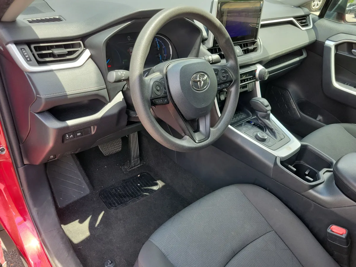 2025 Toyota RAV4 Hybrid XLE thumbnail 4