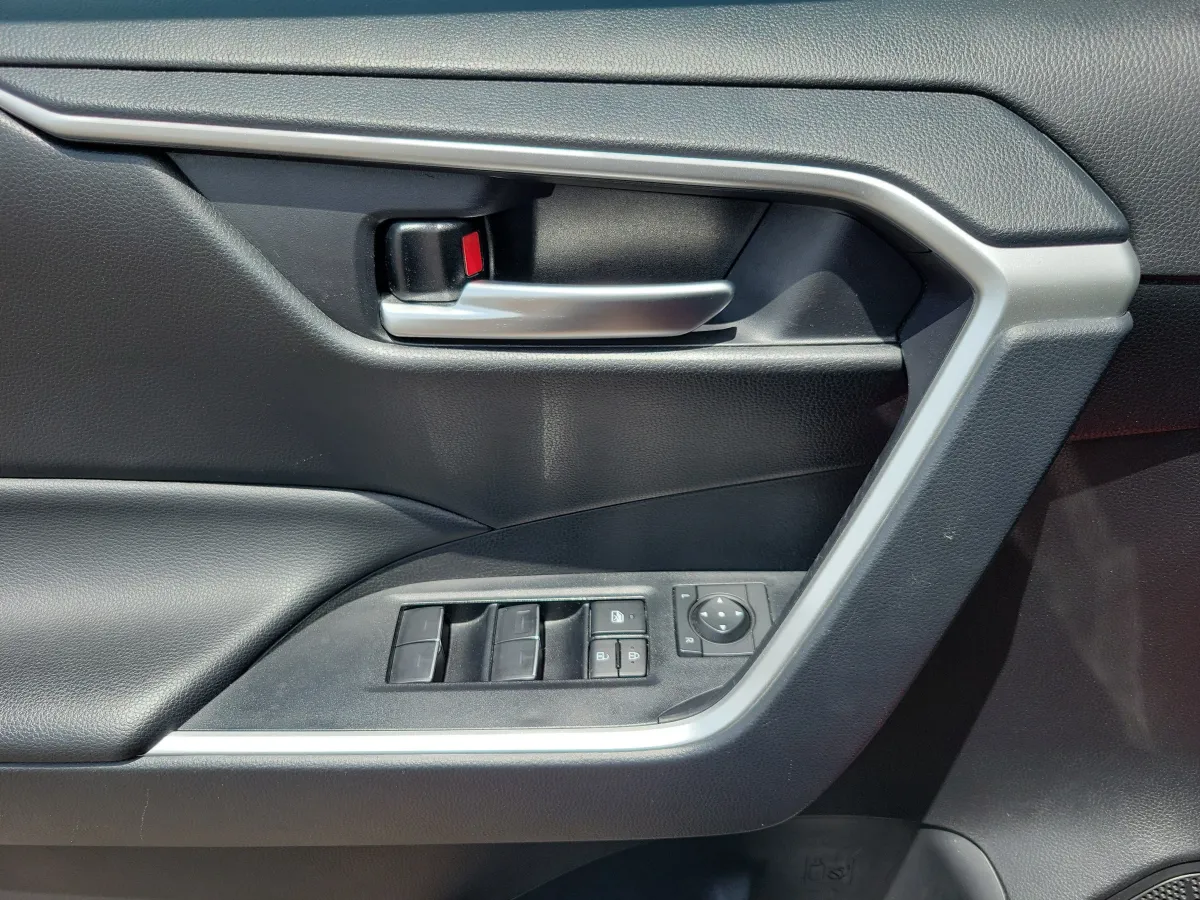 2025 Toyota RAV4 Hybrid XLE thumbnail 7
