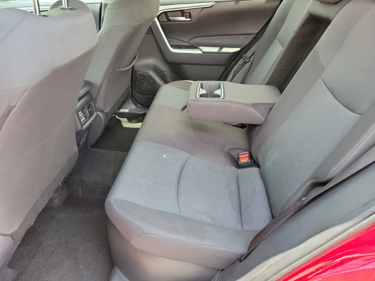 2025 Toyota RAV4 Hybrid XLE thumbnail 8