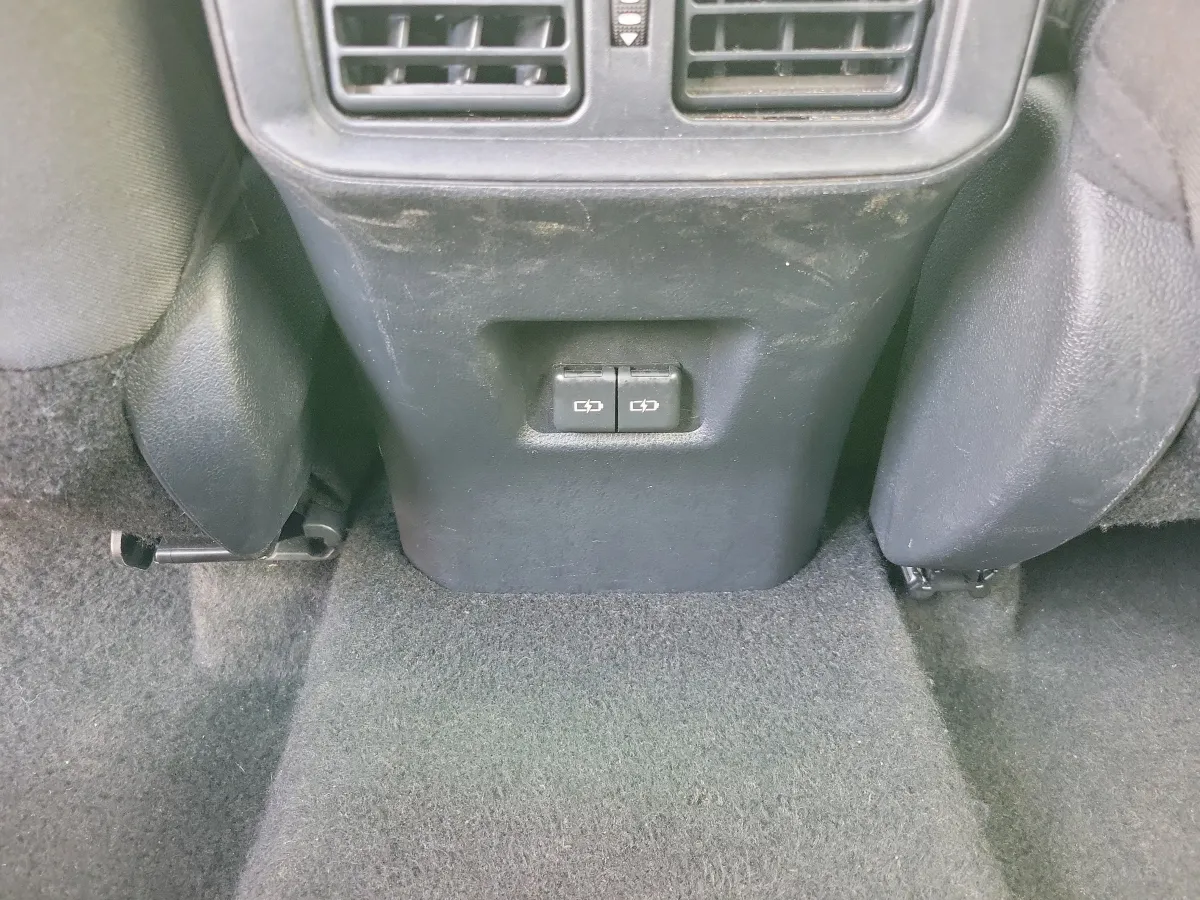 2025 Toyota RAV4 Hybrid XLE thumbnail 9