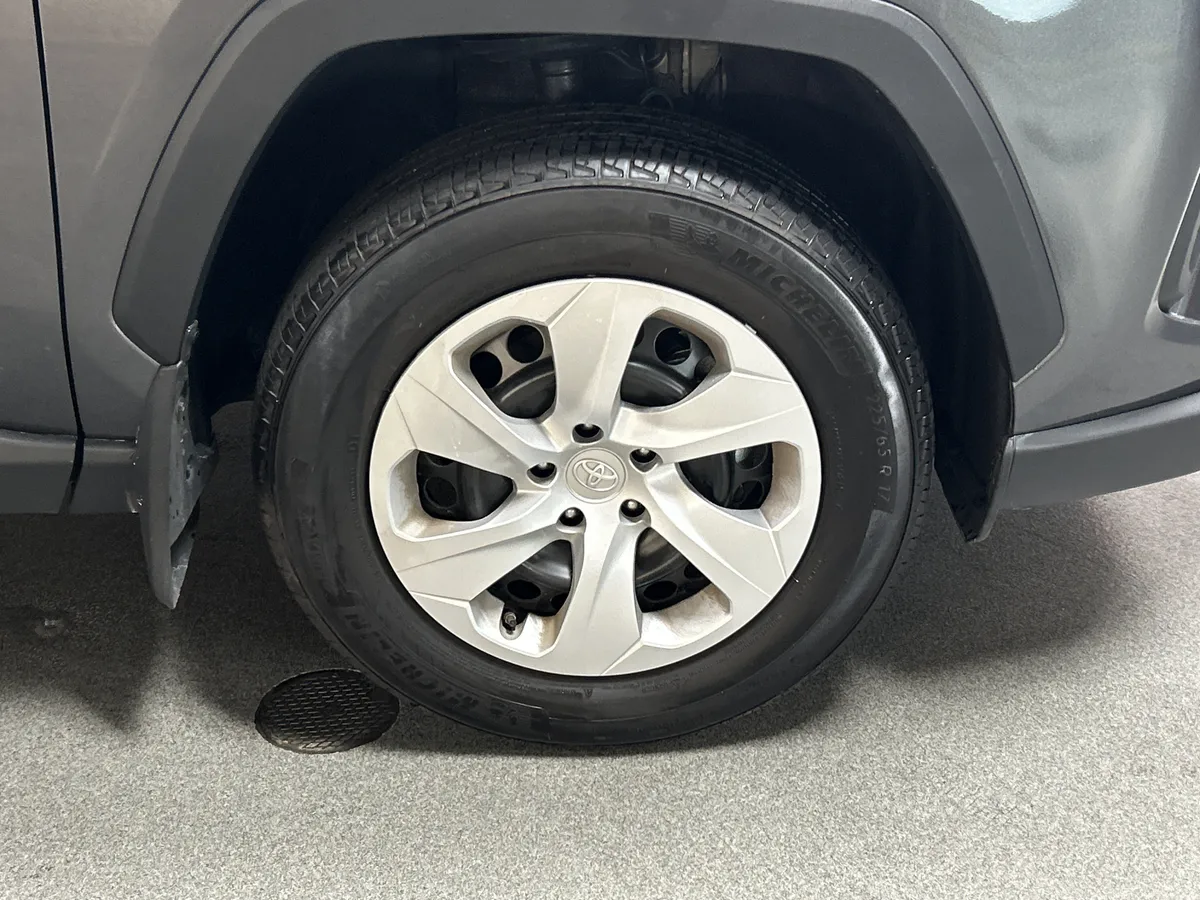 2025 Toyota RAV4 LE thumbnail 13