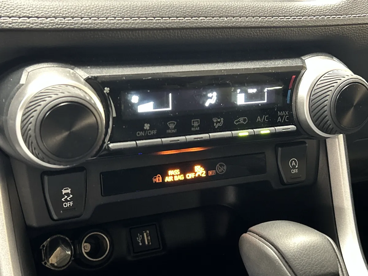 2025 Toyota RAV4 LE thumbnail 27