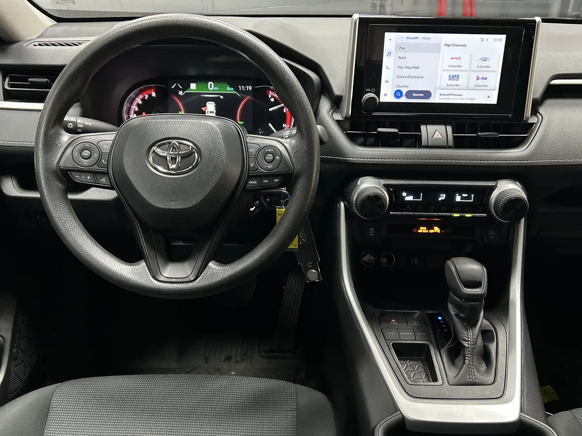 2025 Toyota RAV4 LE thumbnail 28