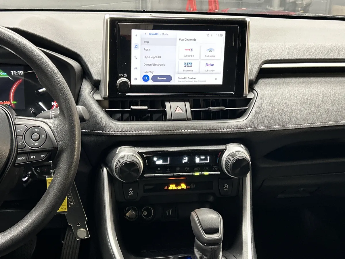 2025 Toyota RAV4 LE thumbnail 29