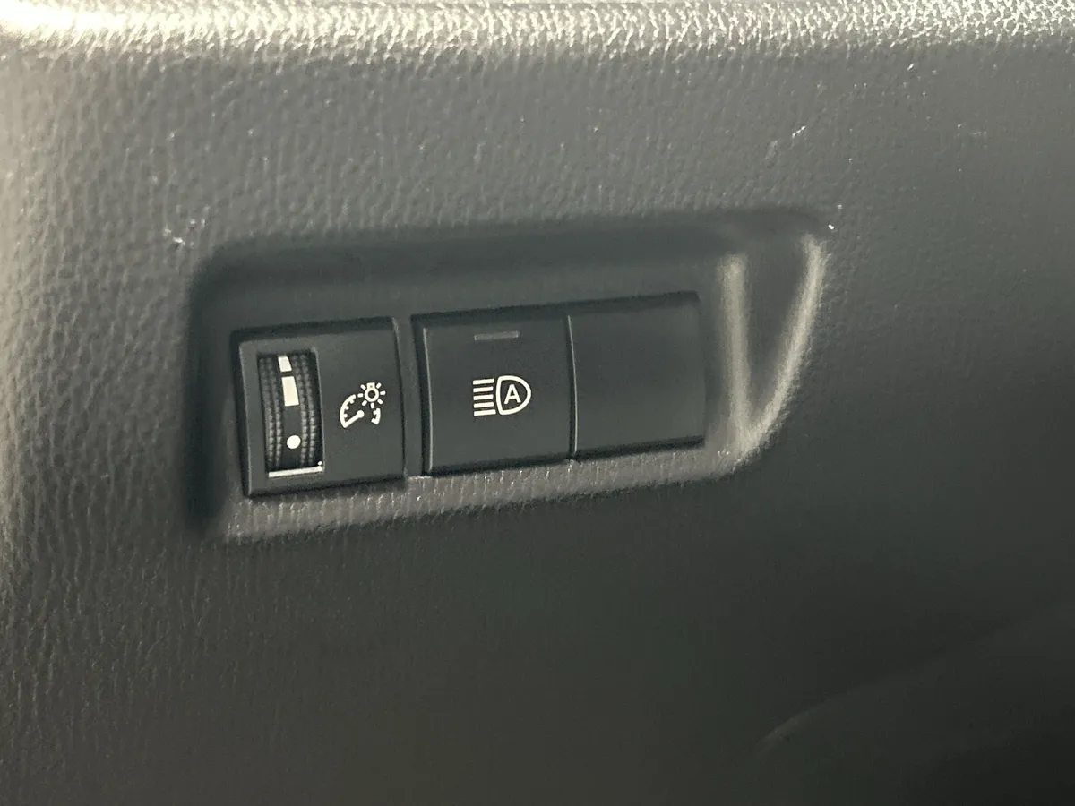 2025 Toyota RAV4 LE thumbnail 34