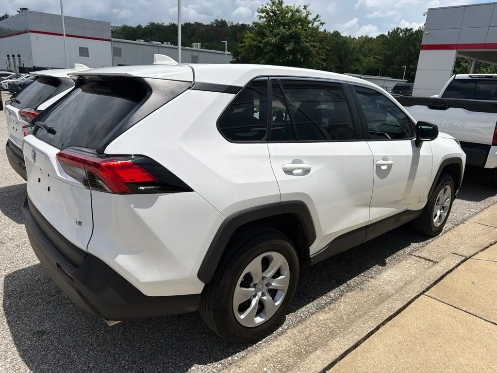 2025 Toyota RAV4 LE thumbnail 3