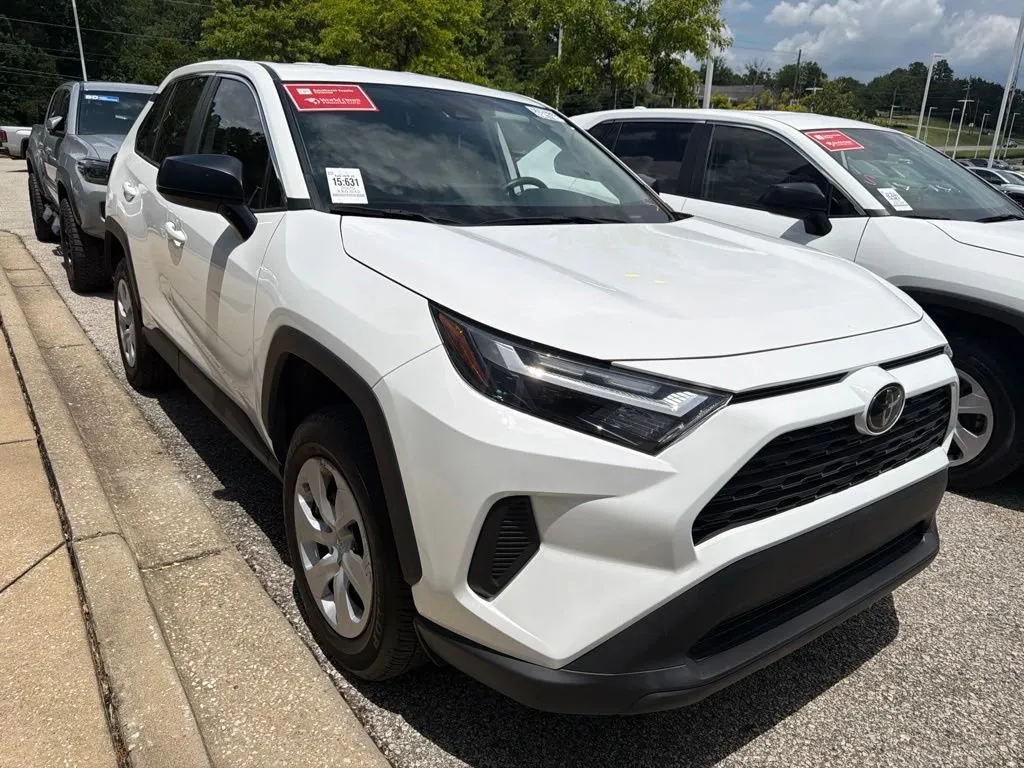 2025 Toyota RAV4 LE thumbnail 4