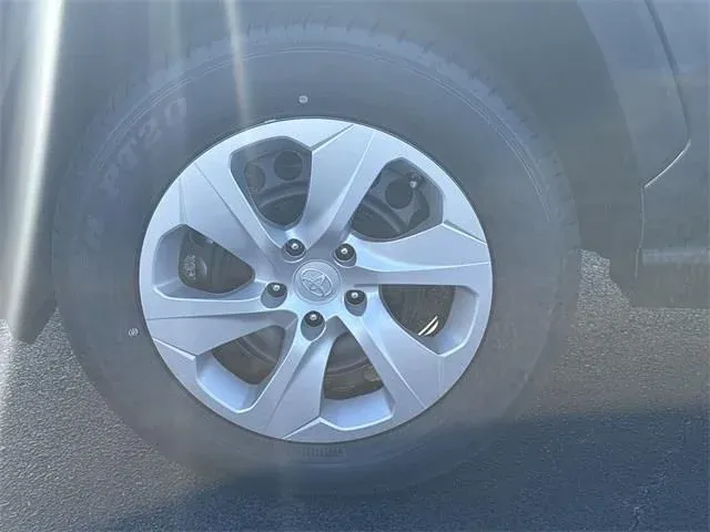 2025 Toyota RAV4 LE thumbnail 11