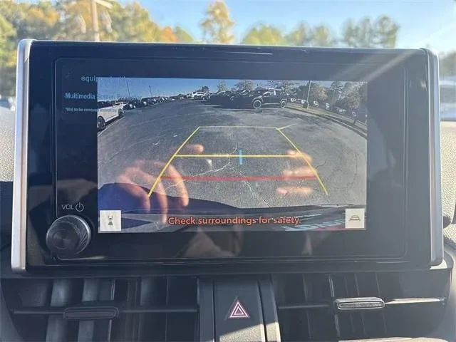 2025 Toyota RAV4 LE thumbnail 18