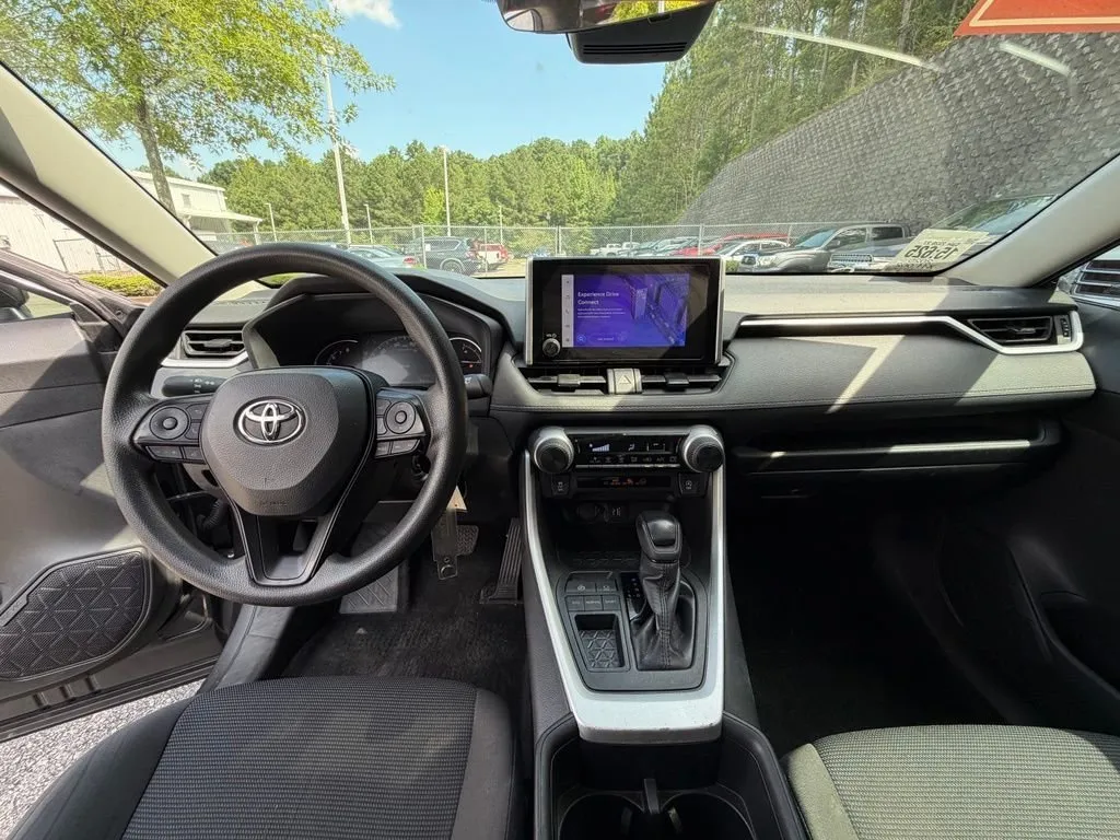 2025 Toyota RAV4 LE thumbnail 8