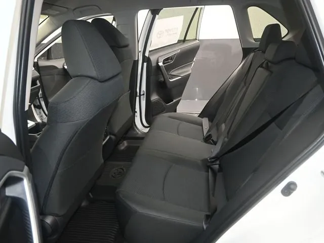 2025 Toyota RAV4 LE thumbnail 11