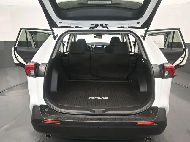 2025 Toyota RAV4 LE thumbnail 12