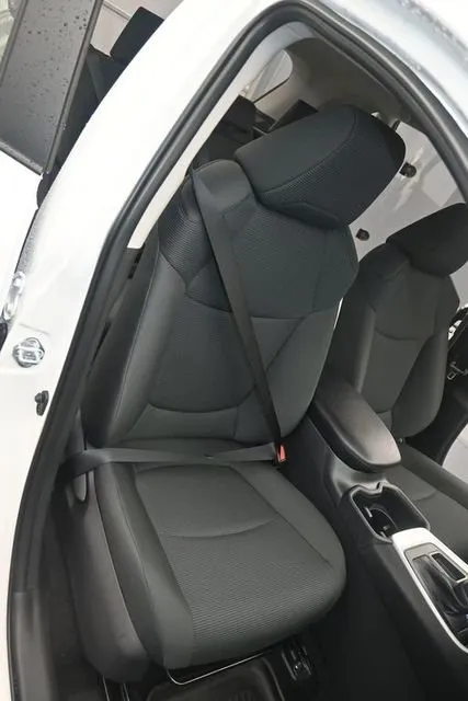 2025 Toyota RAV4 LE thumbnail 14