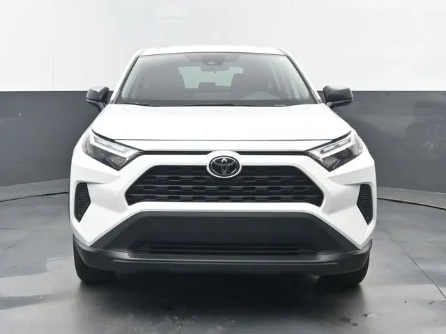2025 Toyota RAV4 LE thumbnail 18