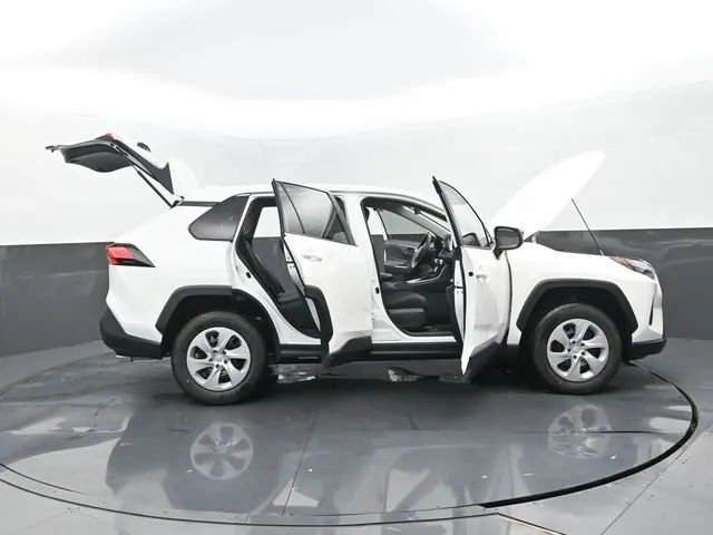 2025 Toyota RAV4 LE thumbnail 30