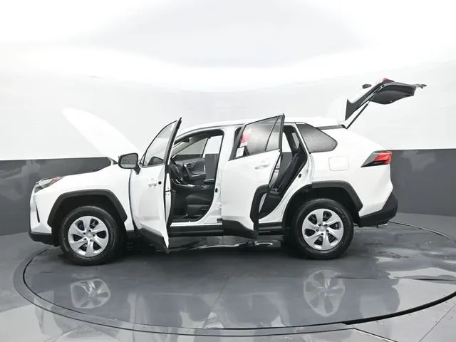 2025 Toyota RAV4 LE thumbnail 31