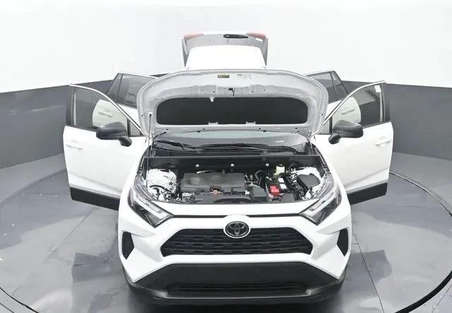 2025 Toyota RAV4 LE thumbnail 32