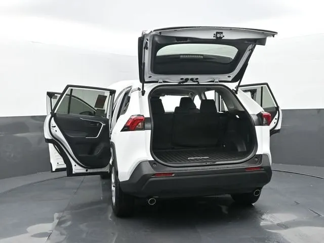 2025 Toyota RAV4 LE thumbnail 33