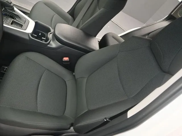 2025 Toyota RAV4 LE thumbnail 9