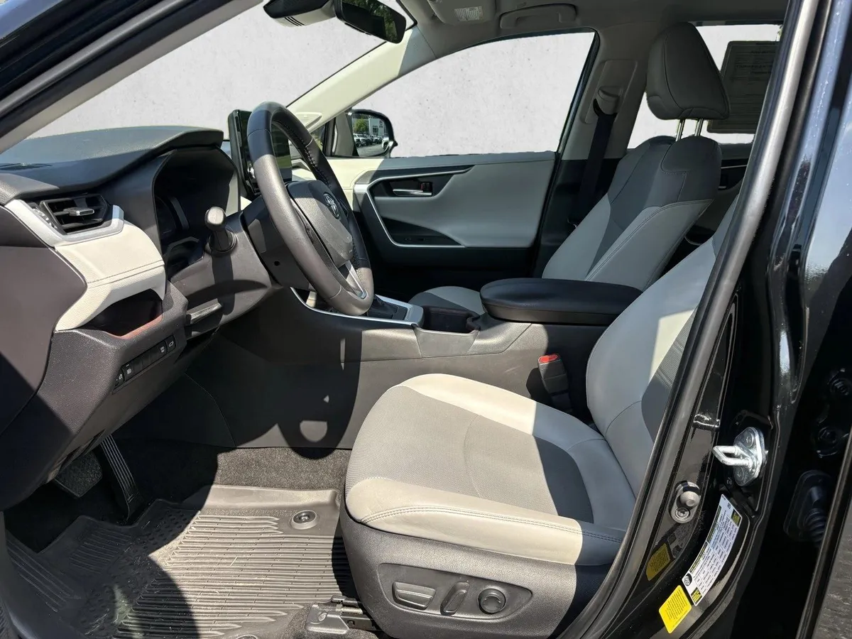 2025 Toyota RAV4 Limited thumbnail 10